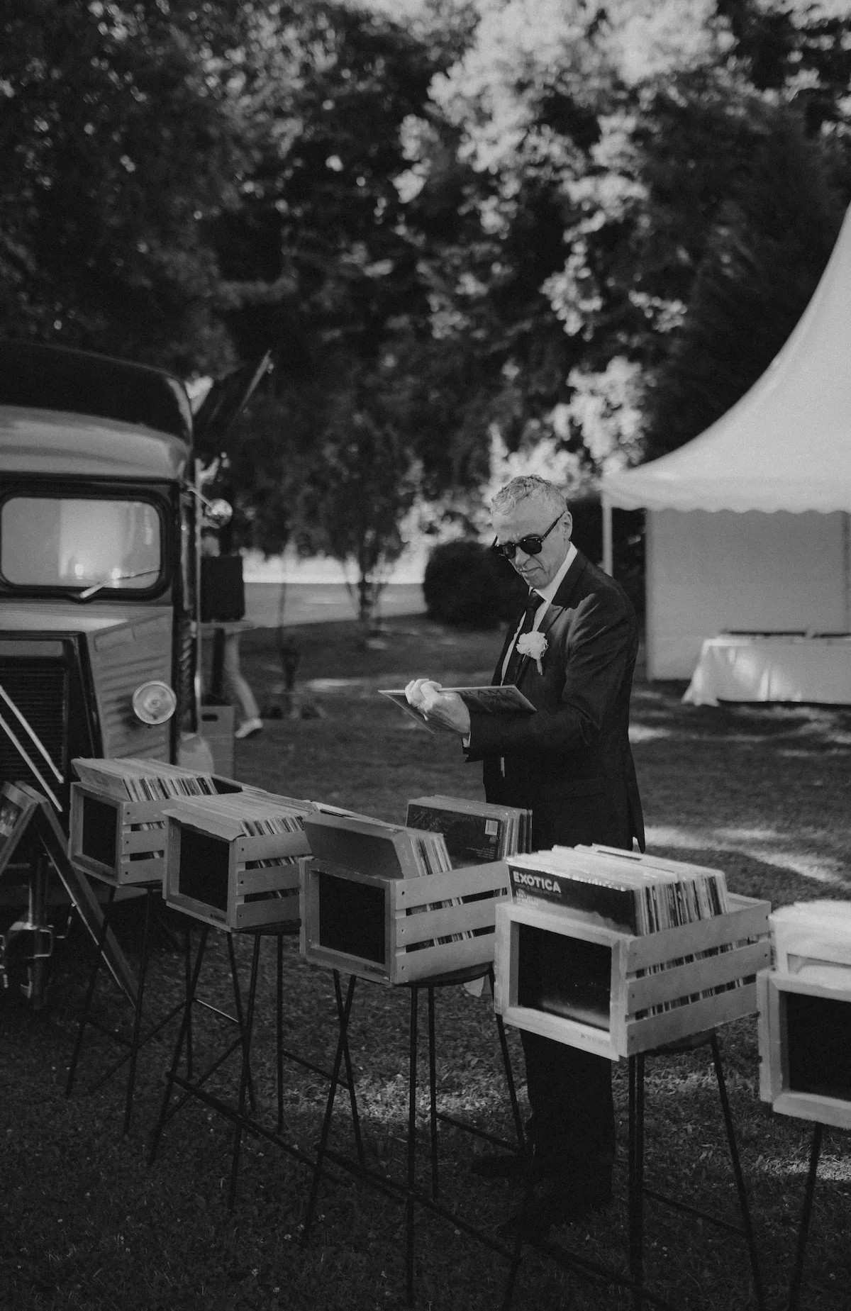 Ambiance du vin d’honneur en extérieur au Domaine des Bains de Guillon, animée par le DJ bar Le Tub des Tubes et sa déco vinyles rétro