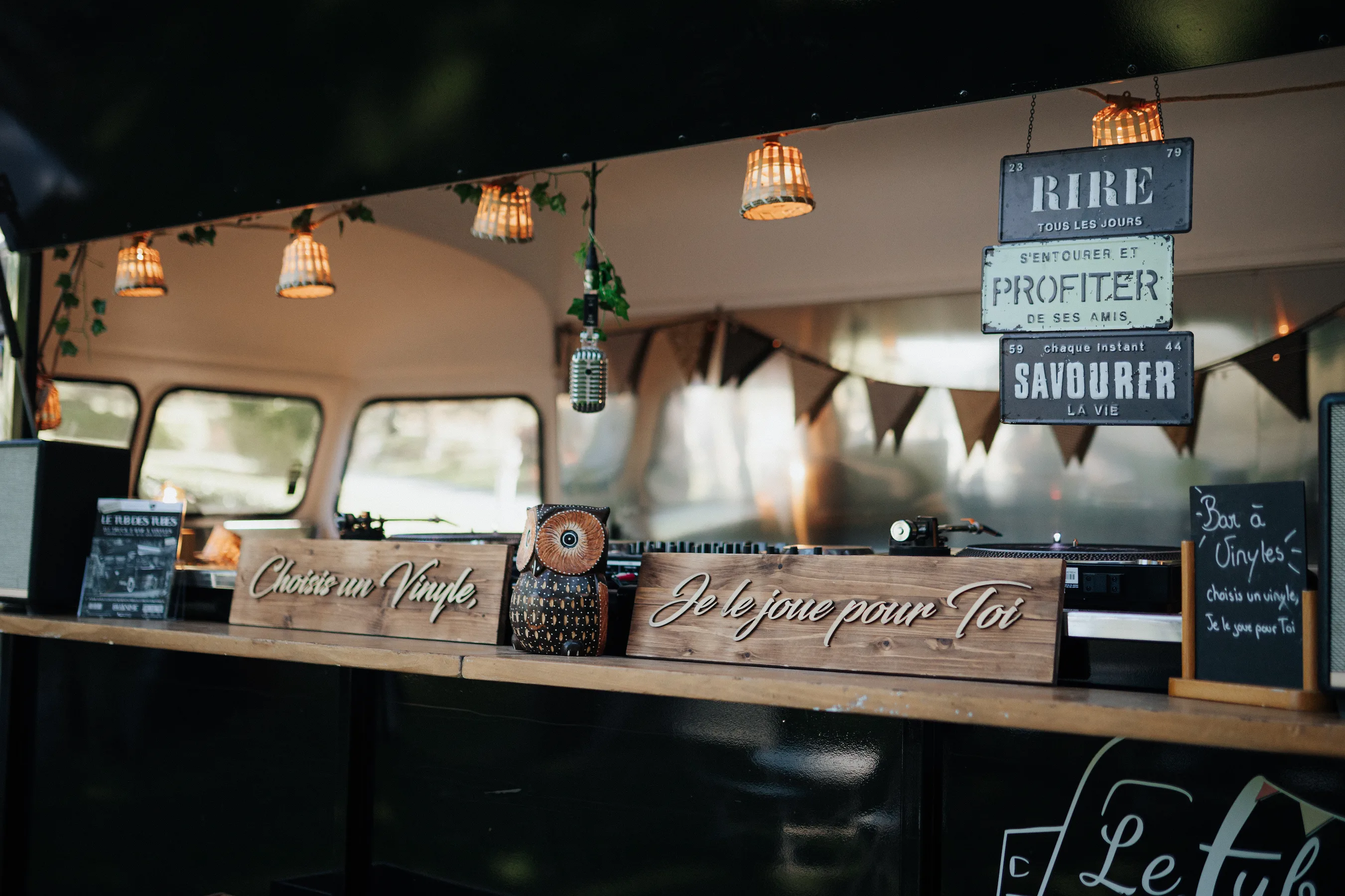 Le bar musical Le Tub des Tubes installe l’ambiance pour un vin d’honneur festif au Domaine des Bains de Guillon