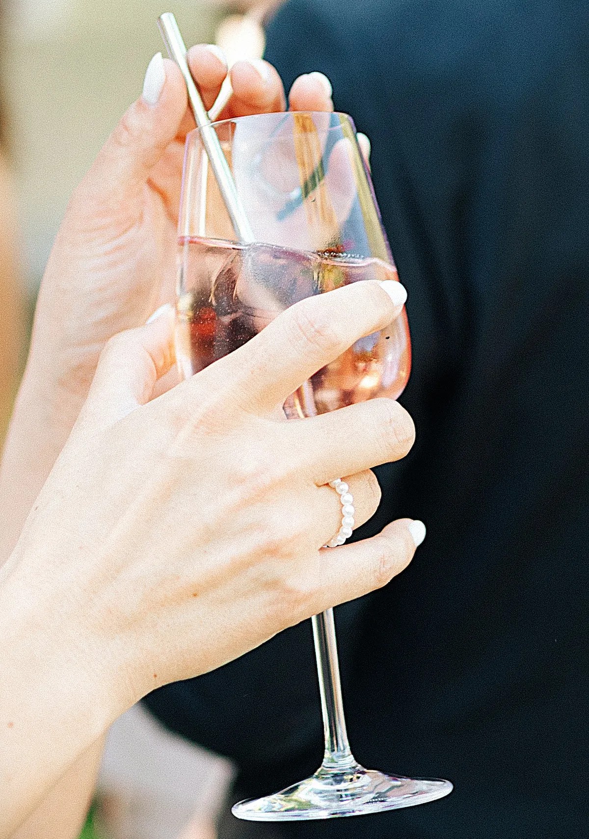 La mariée tient un verre de cocktail délicatement préparé par Louise Nomad Bar, lors du vin d’honneur en Franche-Comté
