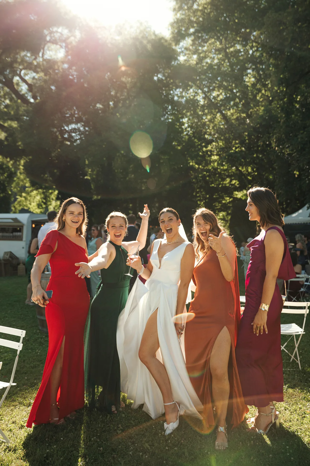 La mariée entourée de ses demoiselles d’honneur, capturant l’énergie joyeuse et élégante du mariage
