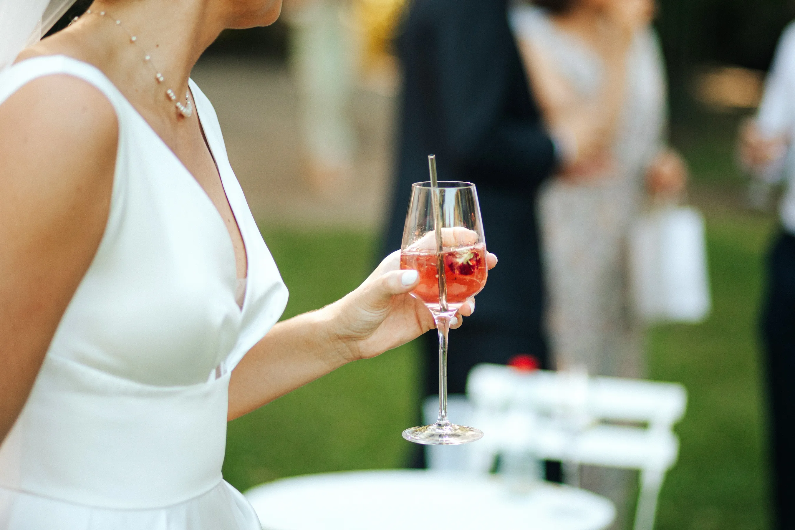 La mariée savoure un cocktail réalisé par Louise Nomad Bar, moment de douceur au vin d’honneur