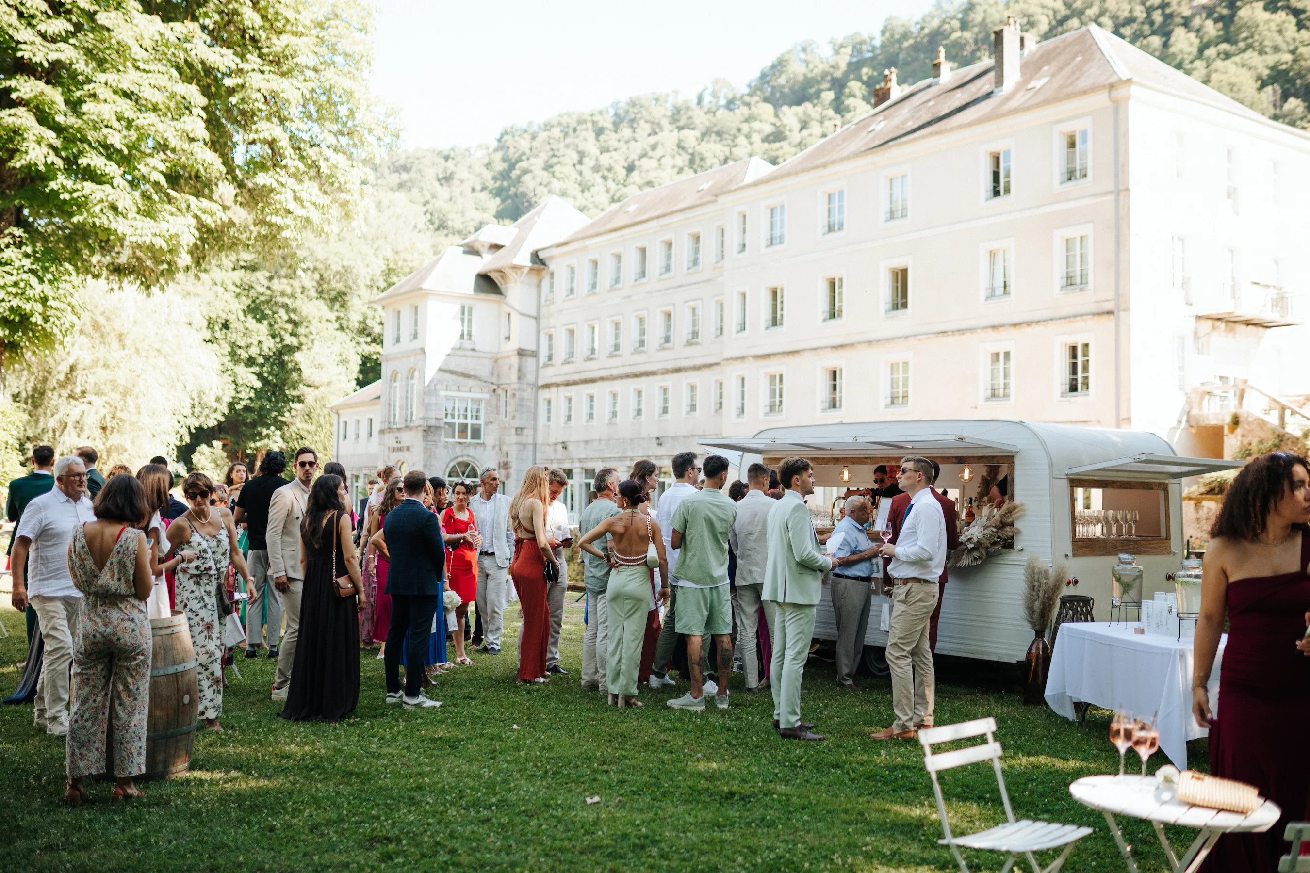 Vue d’ensemble du vin d’honneur devant le Domaine des Bains de Guillon, animé par le bar mobile Louise Nomad Bar