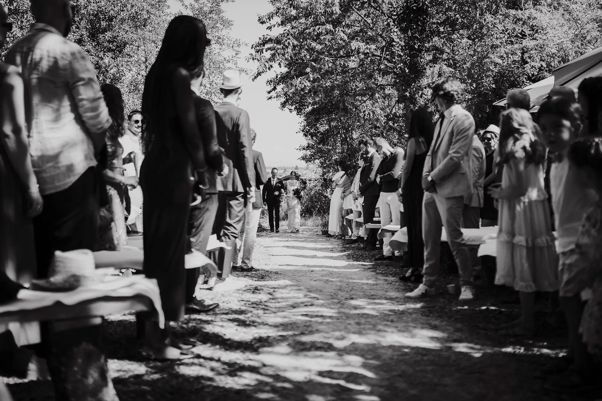 Arrivée de la mariée dans l’allée du mariage au Le Taennel.