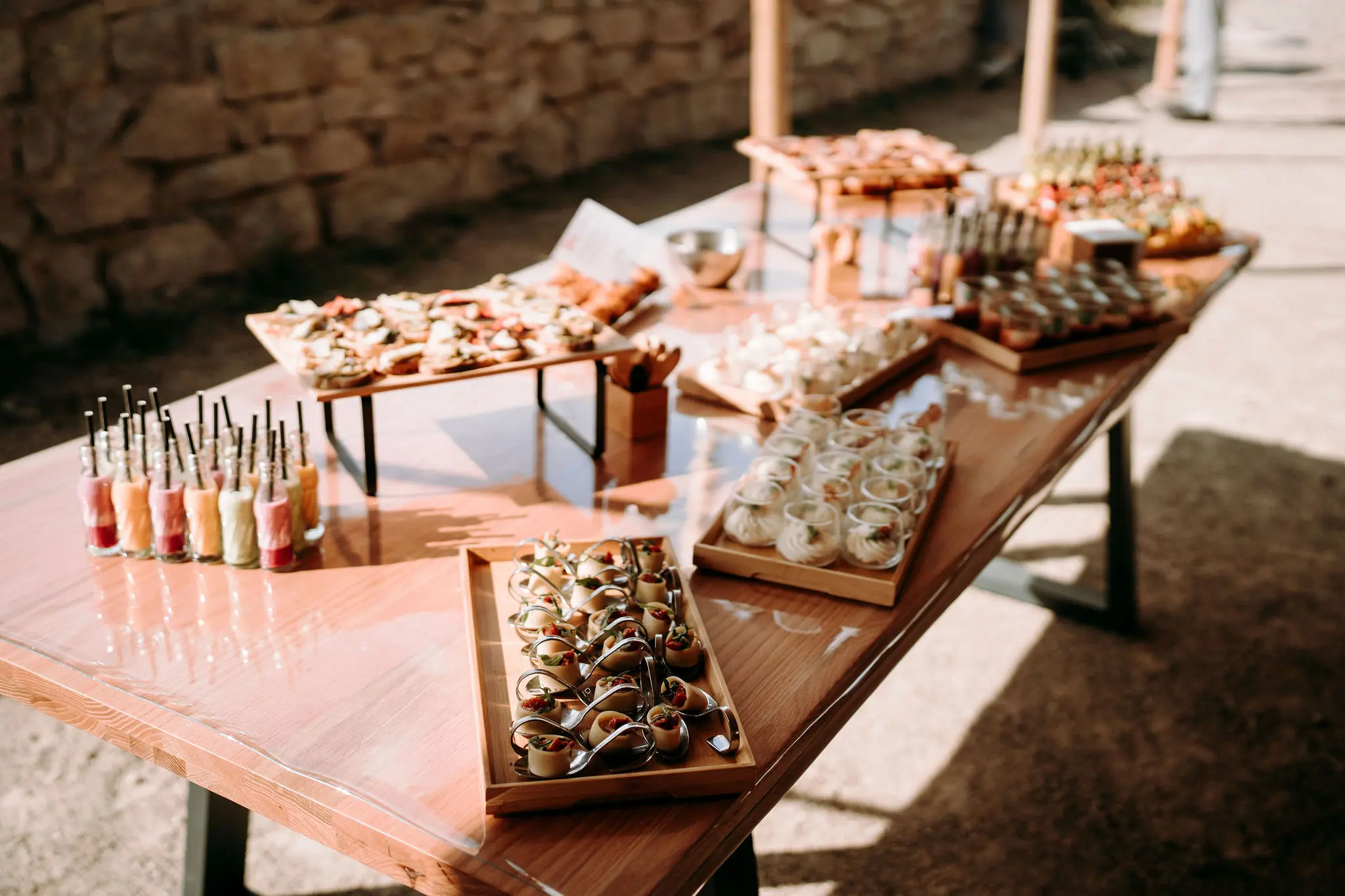 Buffet de mariage signé Mat de Cocagne, accompagné des cocktails Louise Nomad Bar au Taennel.