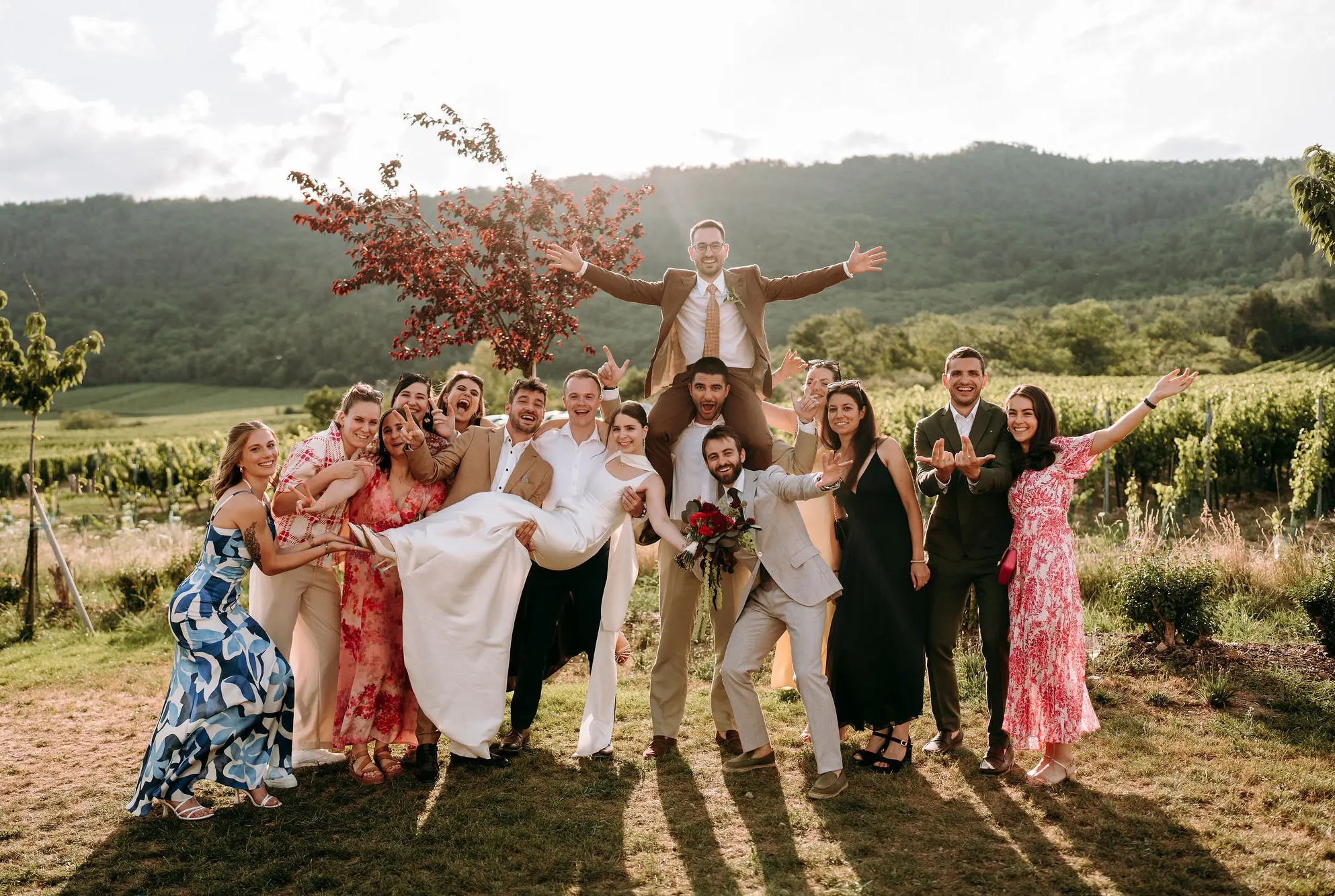 Photo de groupe dans les vignes au mariage de Marie et Thomas au Le Taennel.