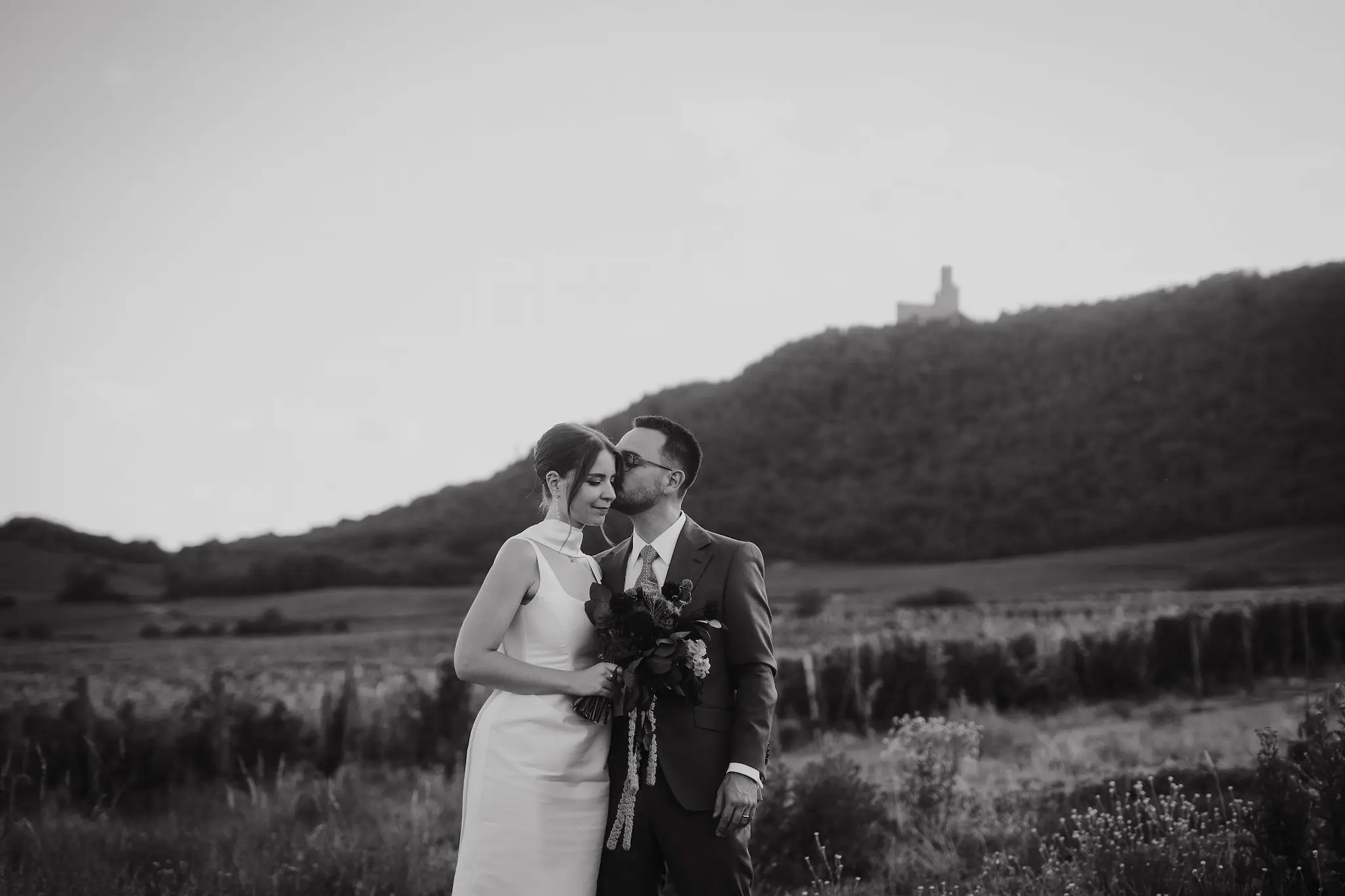 Portrait noir et blanc des mariés dans les vignes au Domaine Le Taennel