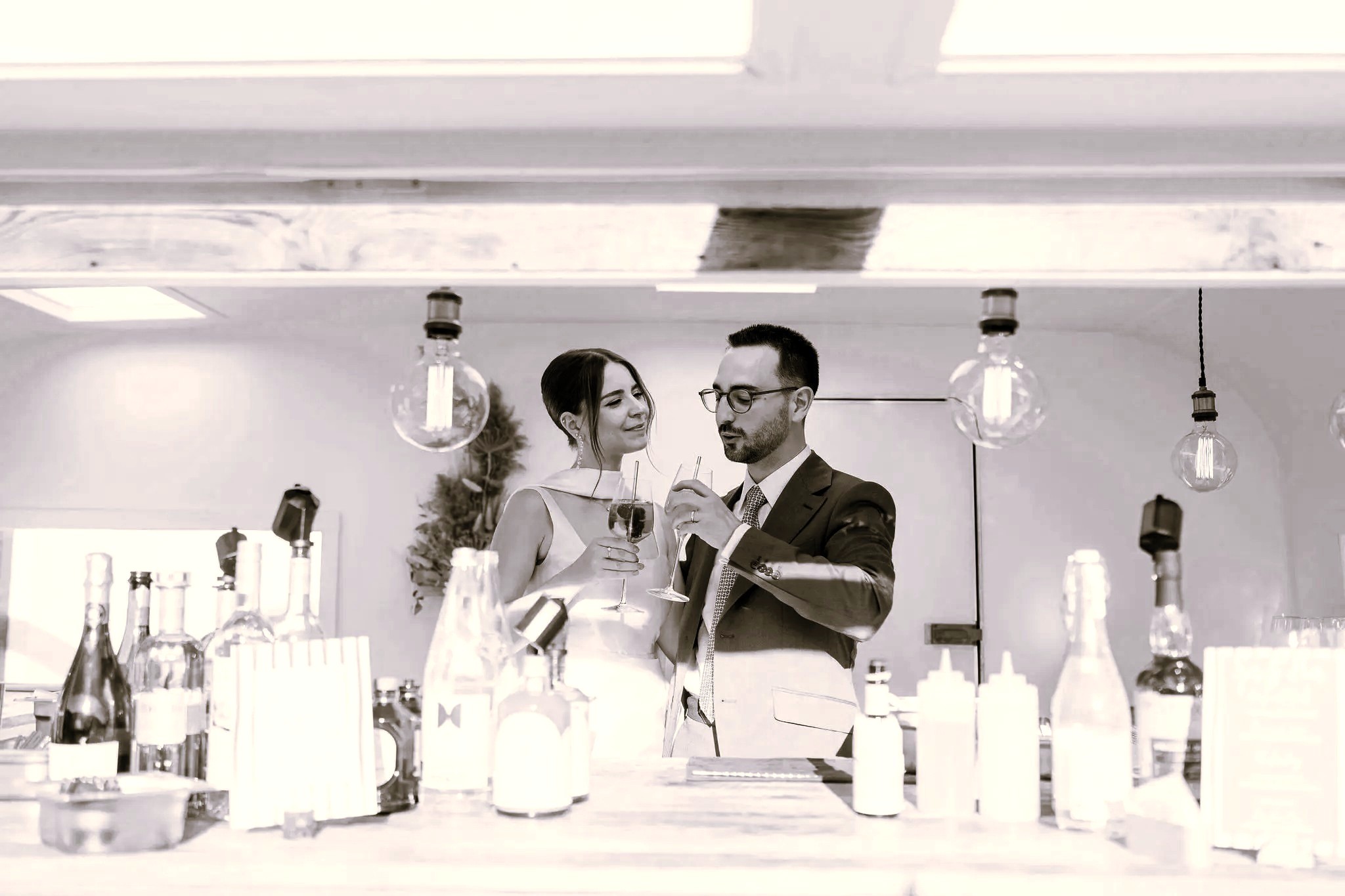 Préparation des cocktails par les mariés dans la caravane vintage de Louise Nomad Bar au Le Taennel.