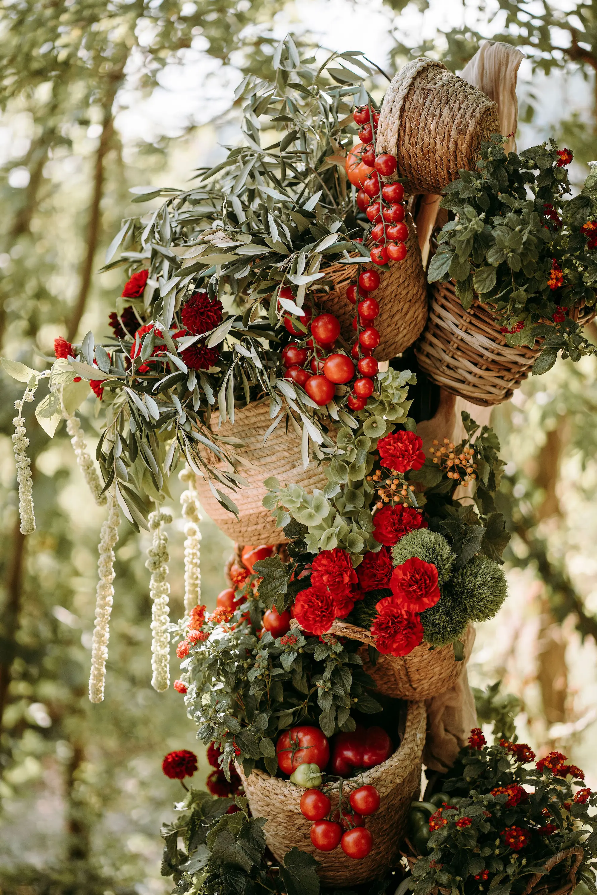 Suspensions florales par Gabriela Florist Design au Taennel.