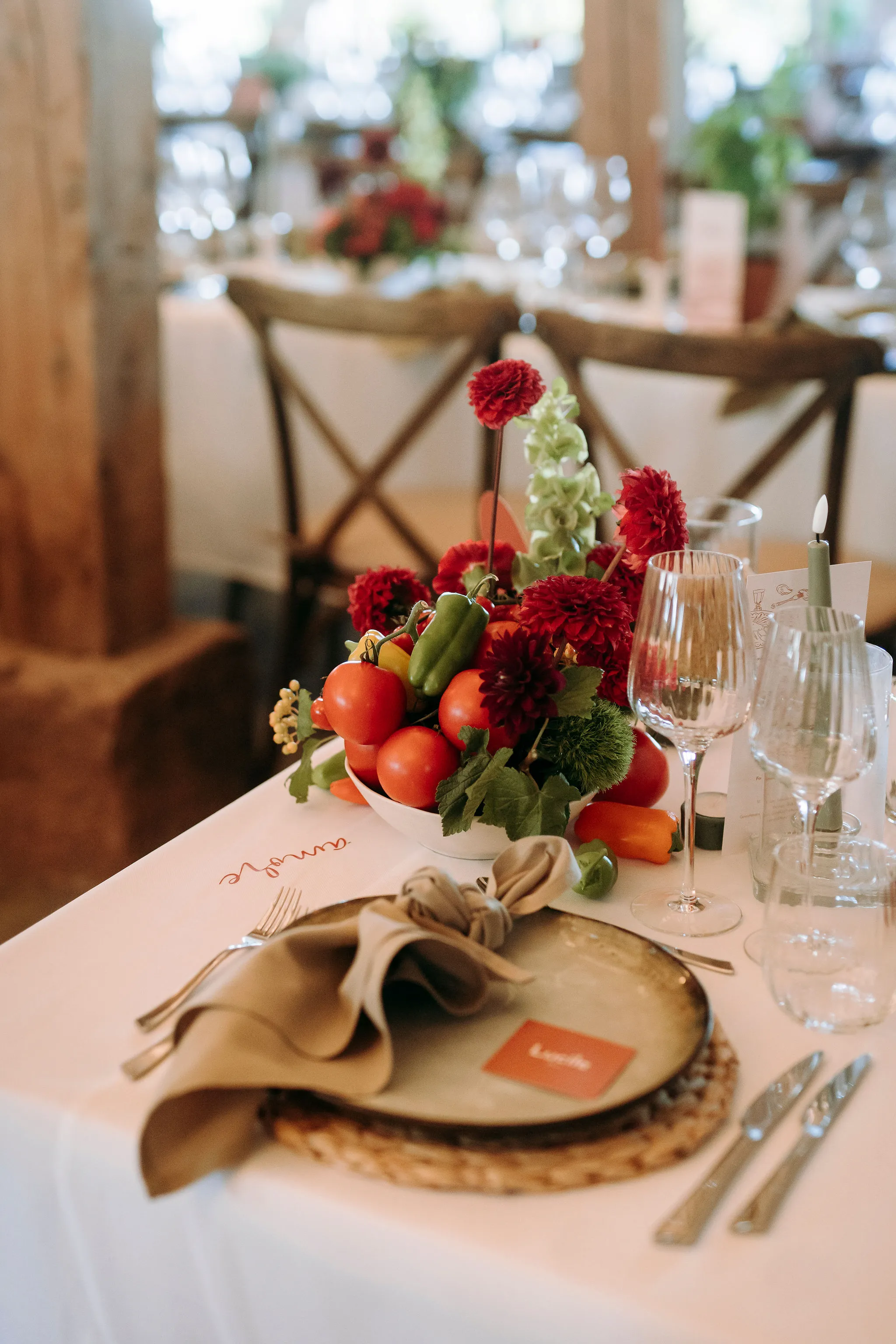 Table décorée pour le mariage de Marie et Thomas au Le Taennel avec les fleurs de Gabriela Florist Design.
