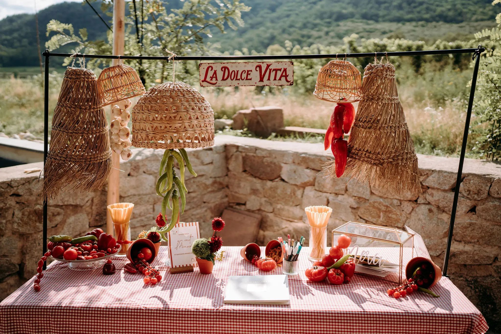 Table de mariage décorée sur le thème La Dolce Vita au Domaine Le Taennel avec légumes et ambiance italienne.