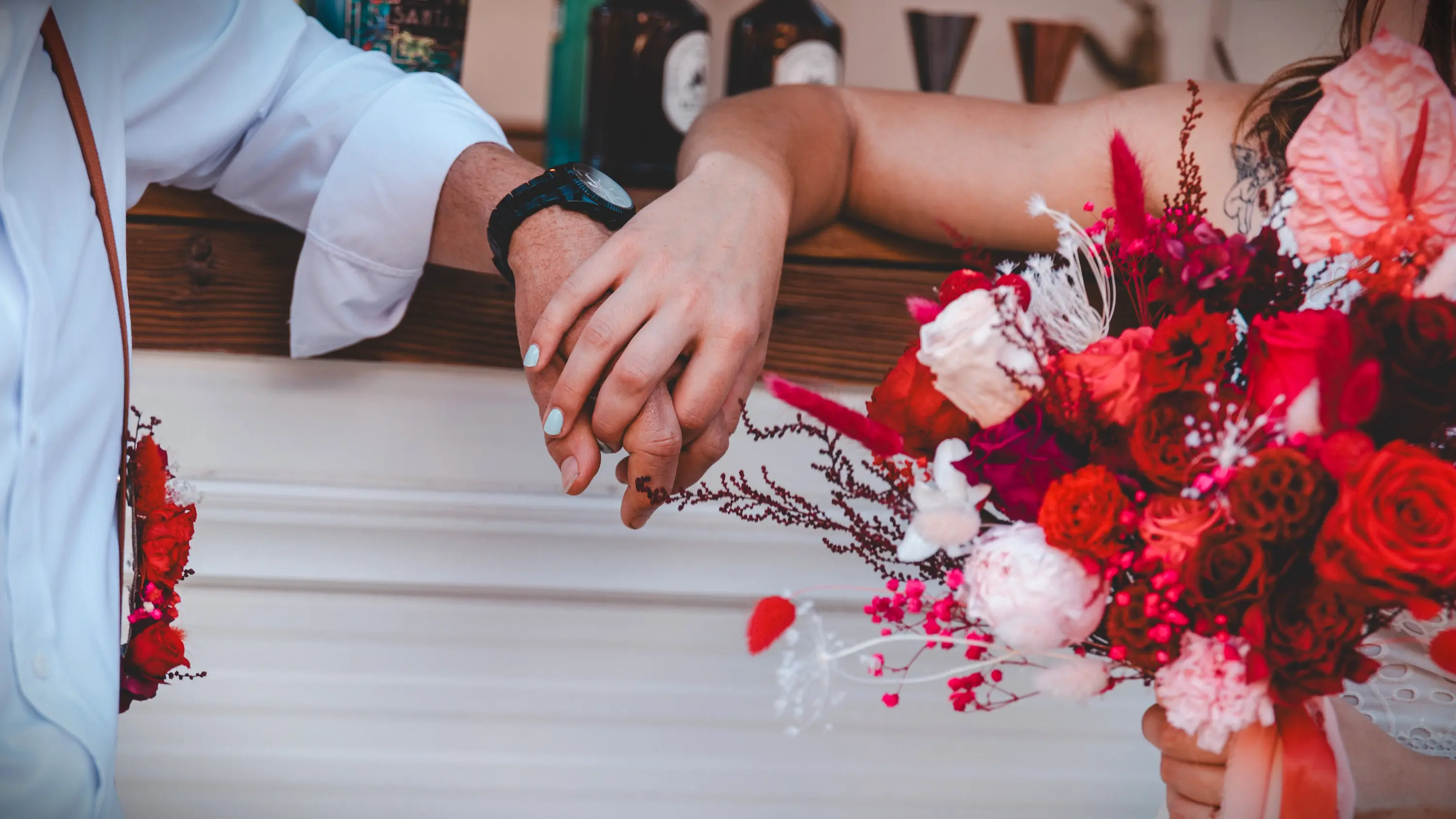 Bouquet de mariée rouge et blanc en gros plan – Shooting Wild in Love mariage fête foraine