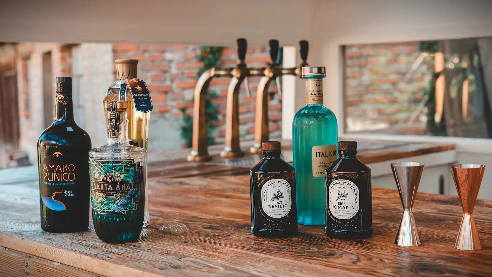 Sélection de bouteilles sur le comptoir du bar mariage fête foraine – Shooting Wild in Love