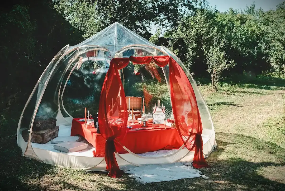 Bulle transparente décorée en rouge pour un mariage thème fête foraine – Shooting Wild in Love