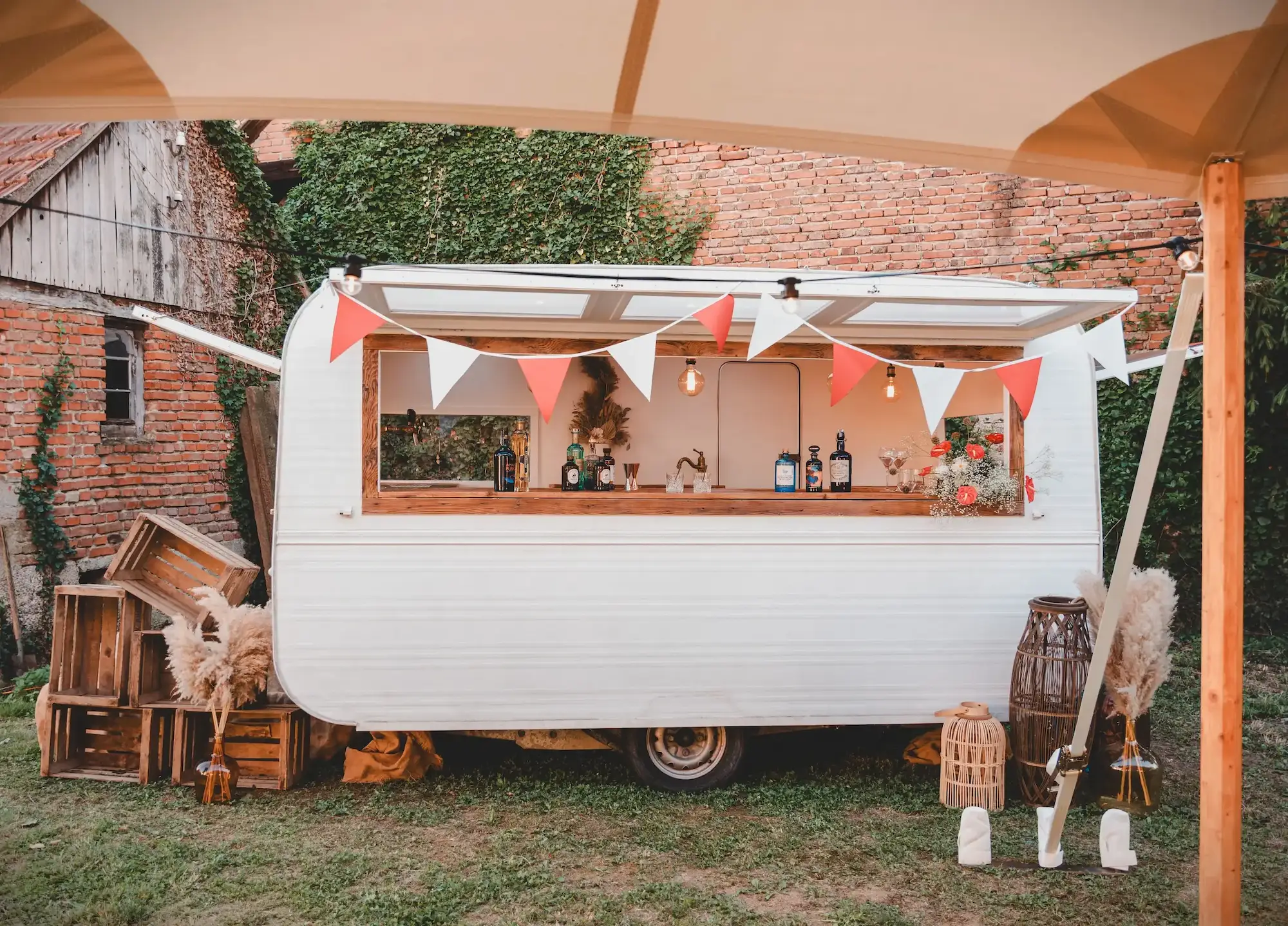 Caravane bar blanche décorée pour mariage thème fête foraine – Shooting Wild in Love