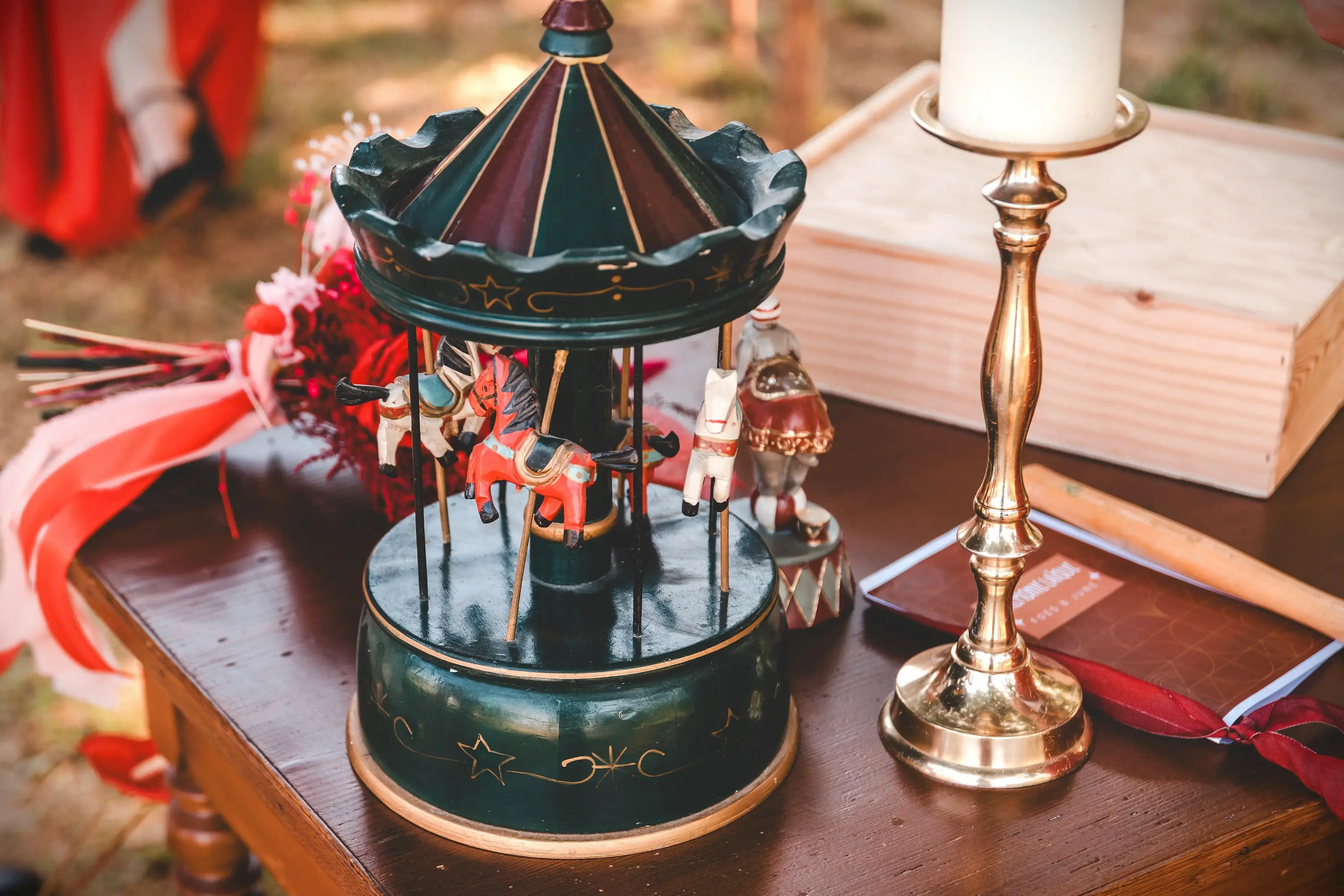 Petit carrousel décoratif pour mariage thème fête foraine – Shooting Wild in Love