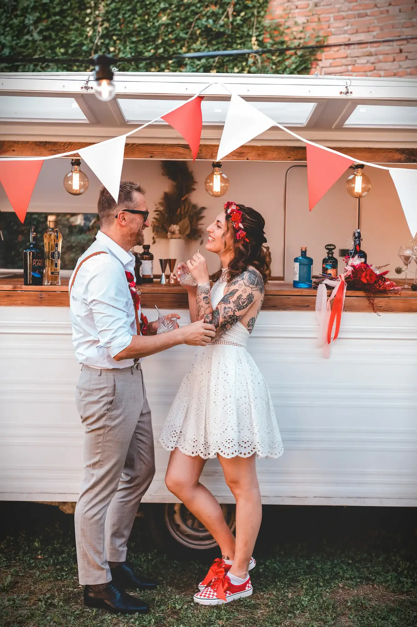 Couple de mariés s’embrassant devant le bar lors du shooting Wild in Love mariage fête foraine