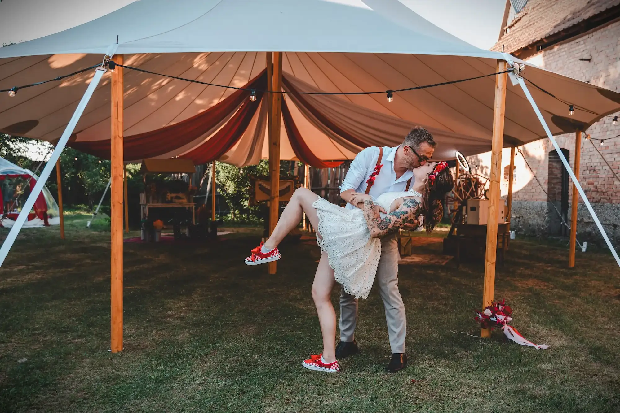 Couple de mariés dansant sous la tente lors du shooting Wild in Love mariage fête foraine