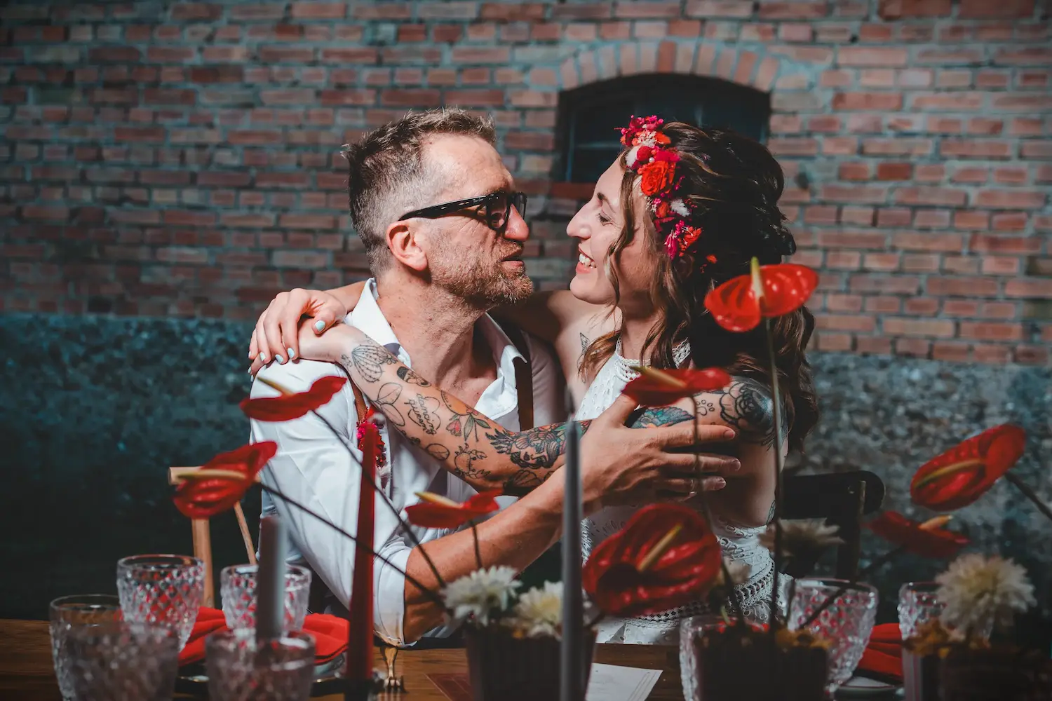 Couple de mariés à table décorée pour un dîner romantique – Shooting Wild in Love fête foraine