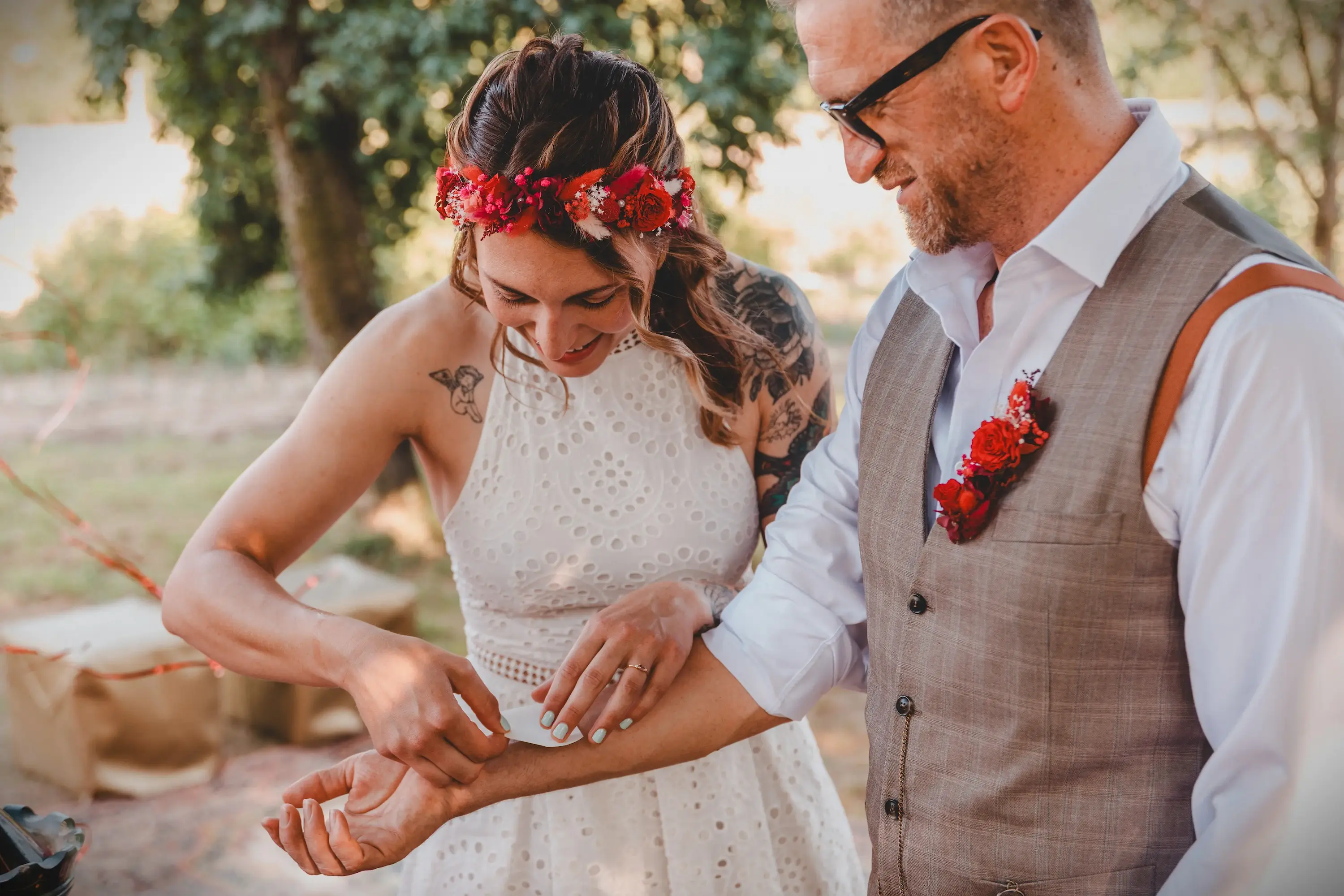 Couple de mariés coupant le gâteau lors du shooting Wild in Love fête foraine