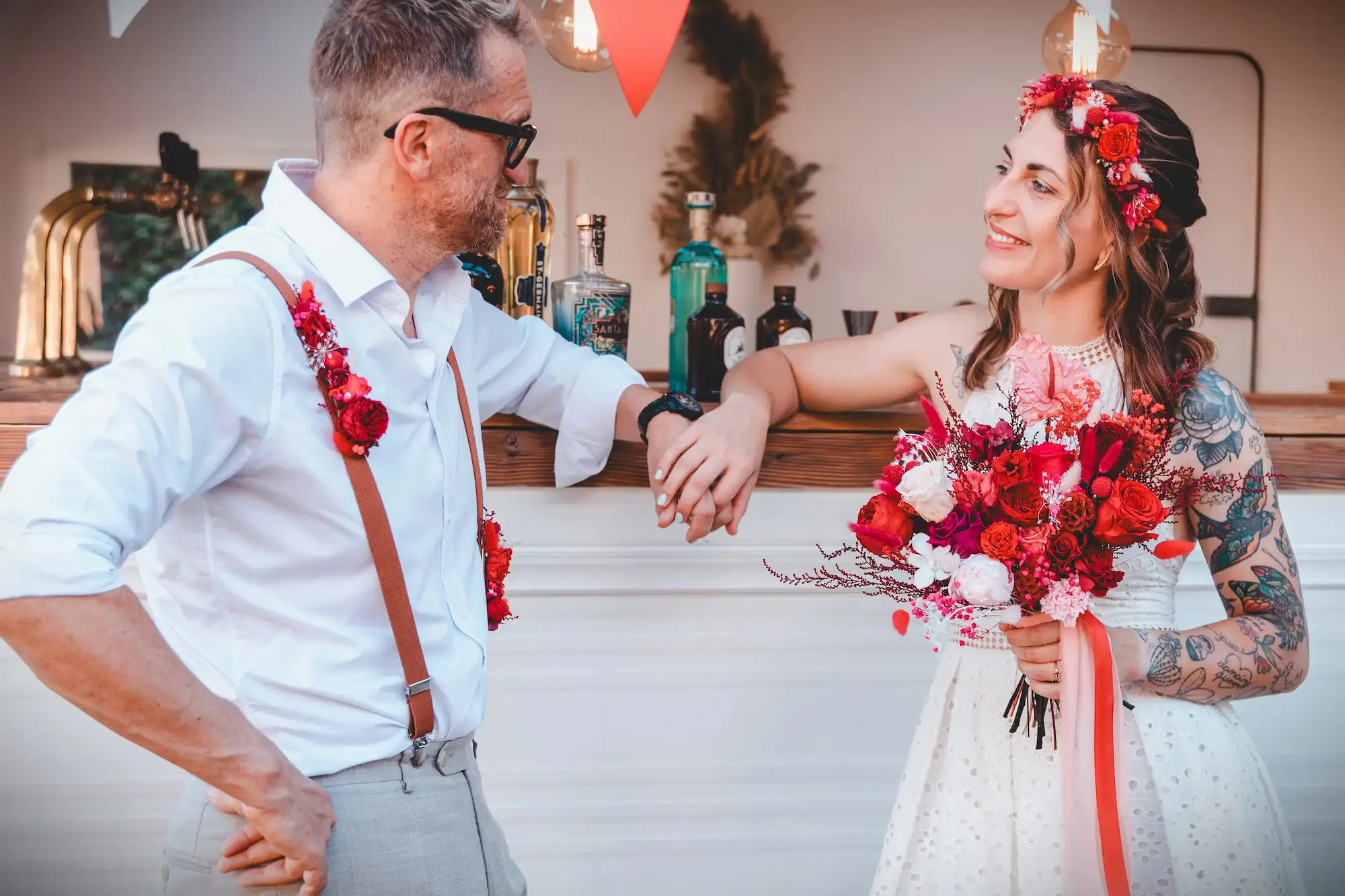 Couple de mariés complices au bar décoré – Shooting Wild in Love fête foraine