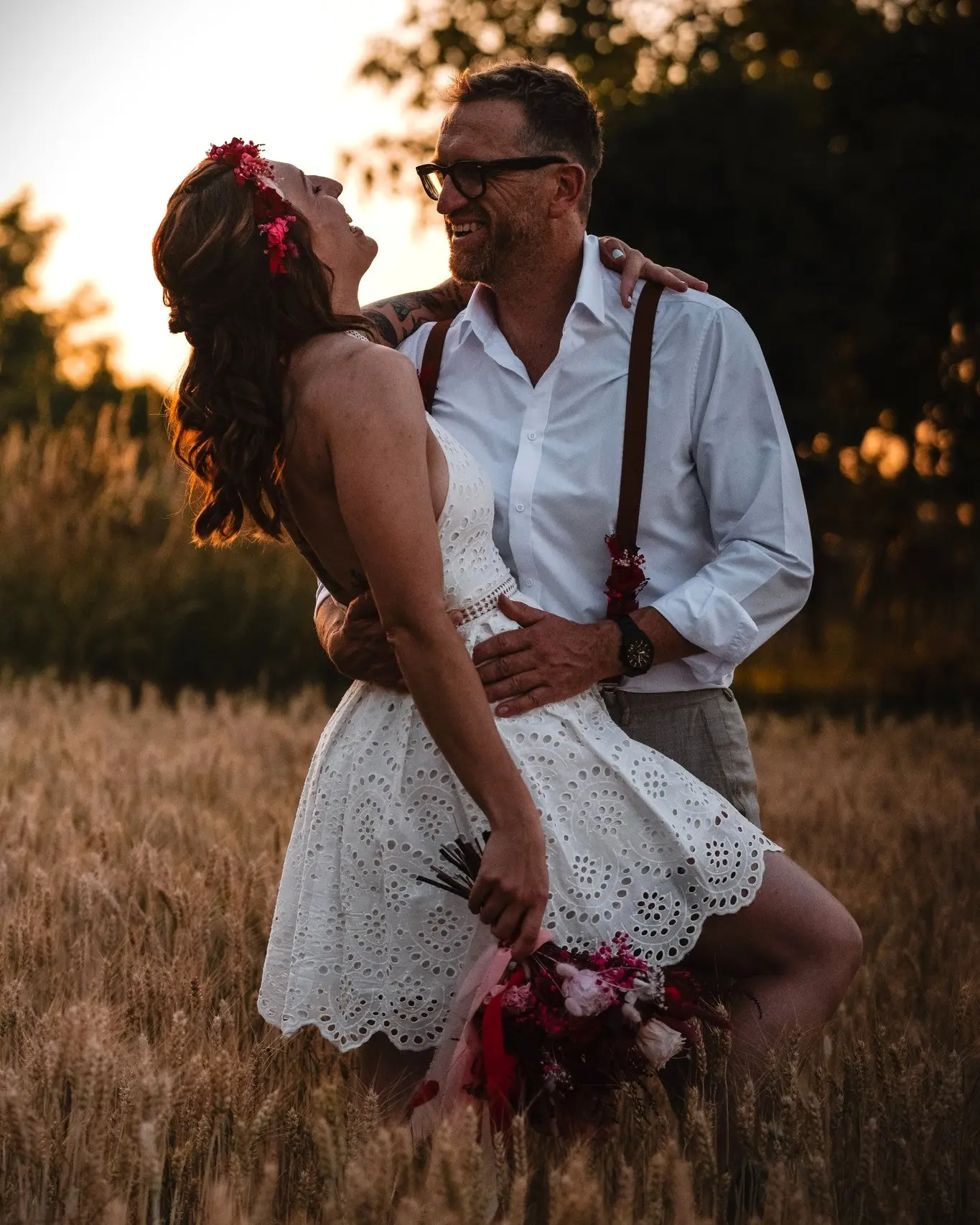 Couple complice dans les champs au coucher du soleil – Shooting Wild in Love mariage fête foraine