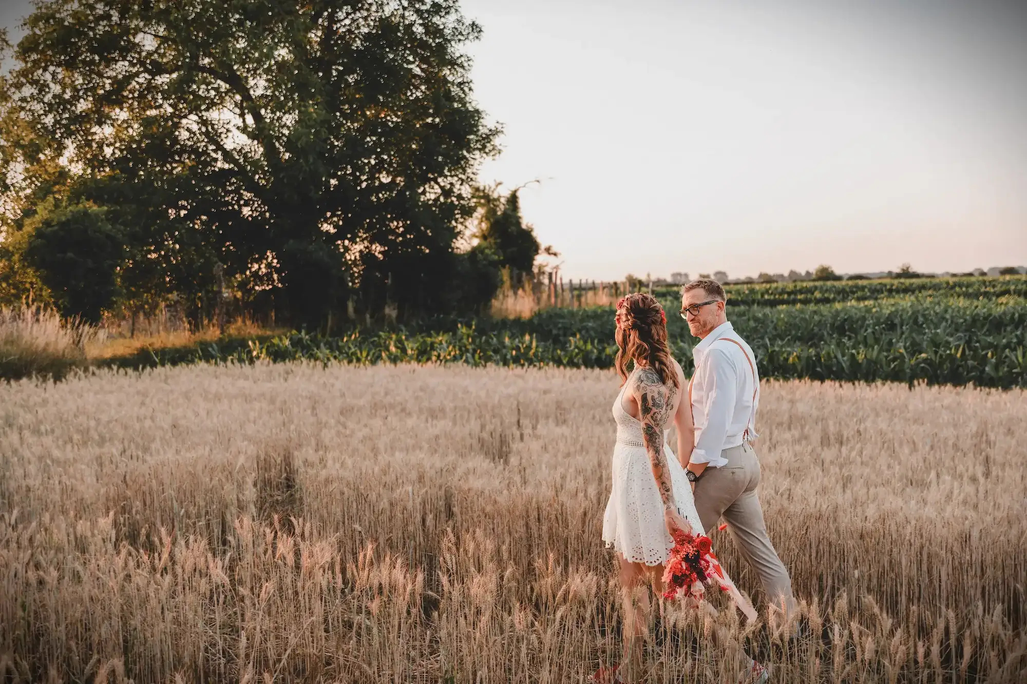 Couple de mariés se promenant dans les champs – Shooting Wild in Love mariage fête foraine