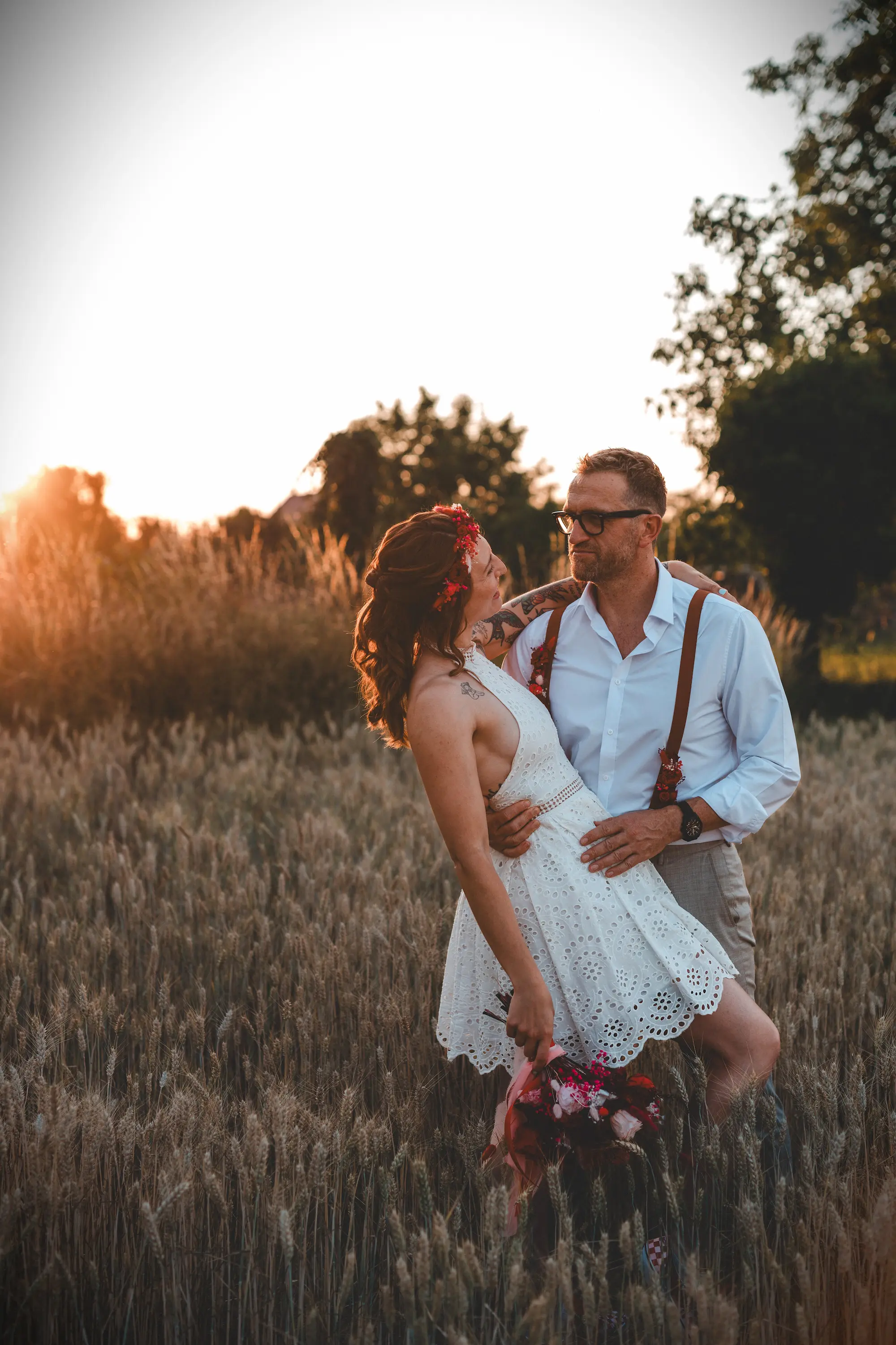 Couple de mariés complices au coucher du soleil – Shooting Wild in Love fête foraine