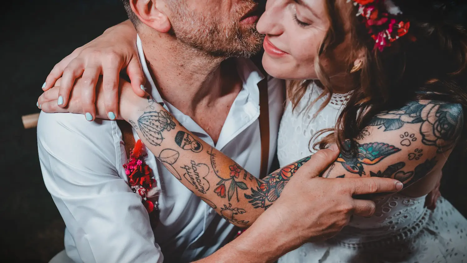 Couple de mariés dans une étreinte amoureuse – Shooting Wild in Love fête foraine