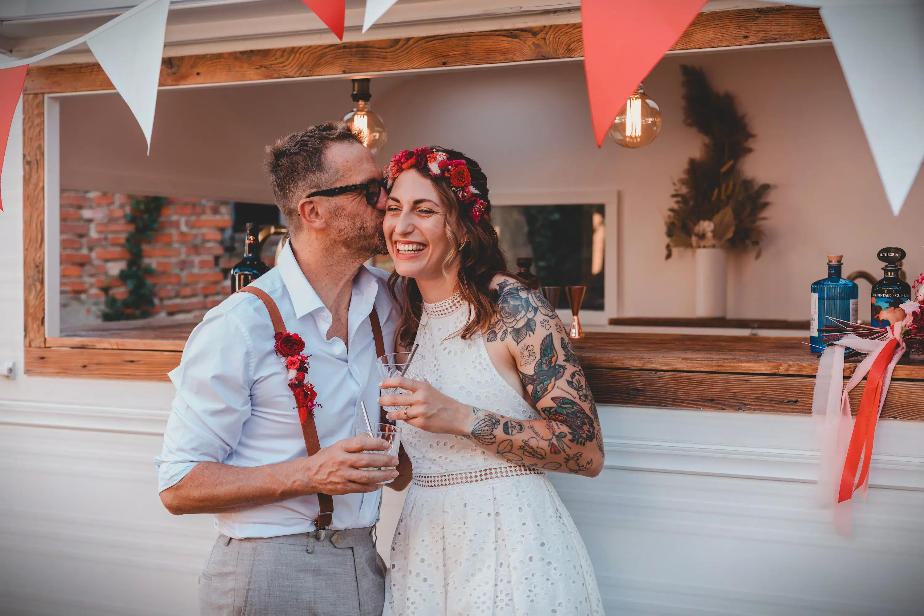 Couple complice devant le bar décoré style guinguette – Shooting Wild in Love fête foraine