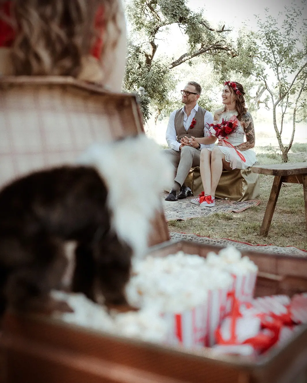 Couple de mariés lors d’un pique-nique champêtre – Shooting Wild in Love mariage fête foraine
