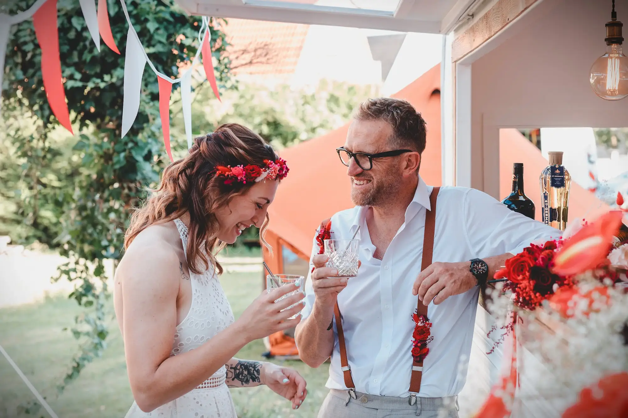 Couple de mariés trinquant au bar décoré – Shooting Wild in Love fête foraine