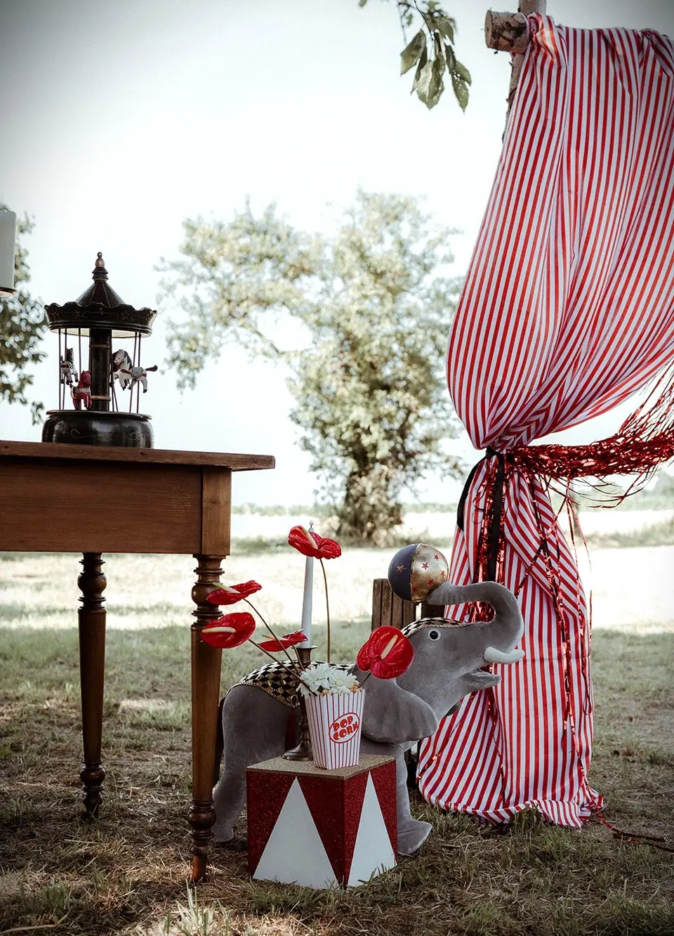Décoration de mariage thème cirque rouge et blanc – Shooting Wild in Love fête foraine