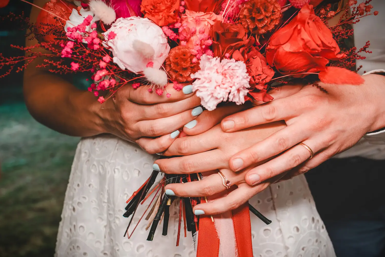 Mains de la mariée tenant un bouquet rouge et blanc – Shooting Wild in Love fête foraine
