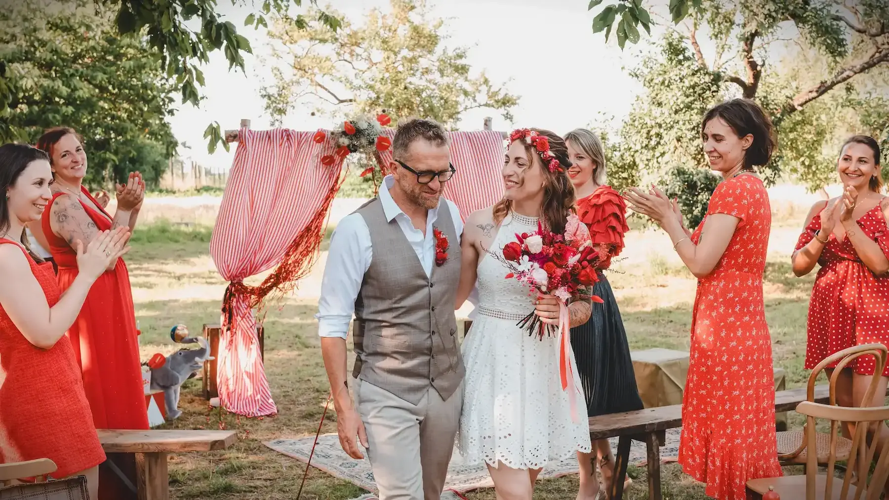 Couple de mariés acclamé par les invités lors du shooting Wild in Love fête foraine