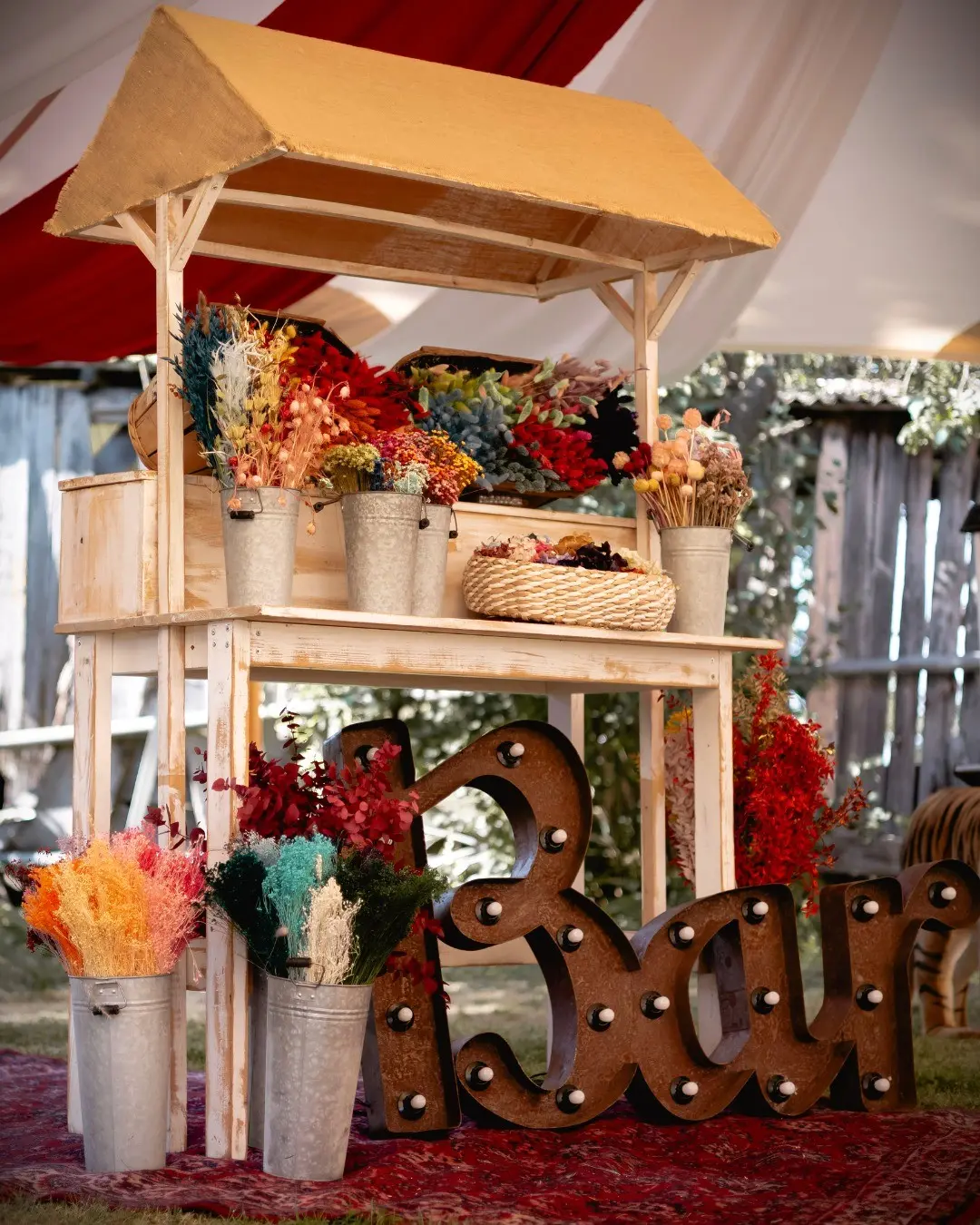 Stand de fleurs décoratif style fête foraine – Shooting Wild in Love mariage
