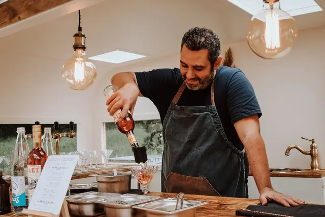 Préparation de cocktails sur-mesure par le barman de Louise Nomad Bar, bar itinérant en Alsace