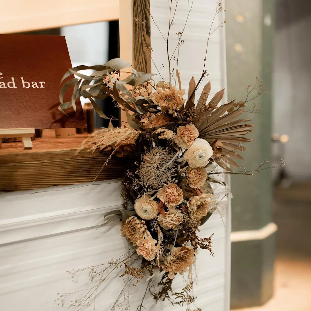 Détails des fleurs de Marine Gross décorant la caravane pour un mariage avec Louise Nomad Bar