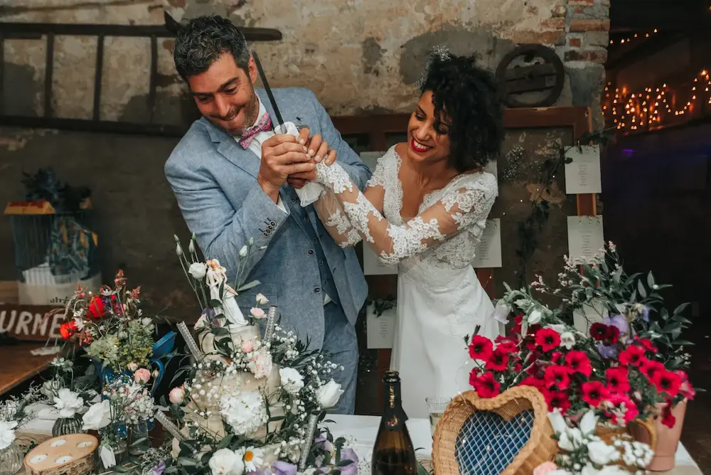 Moment de complicité entre les mariés coupant leur gâteau lors d’un mariage animé par Louise Nomad Bar
