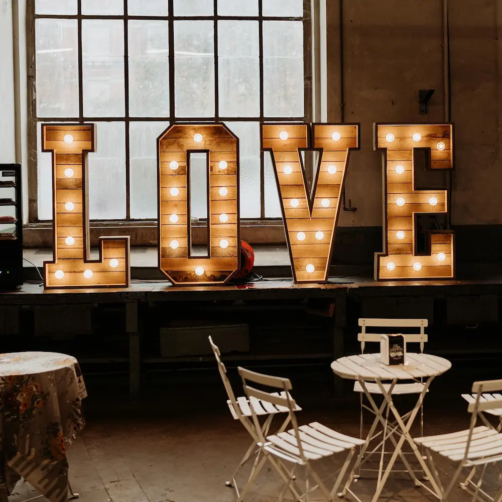 Décoration Love exposée au salon du mariage le Ô l'Amour en Alsace