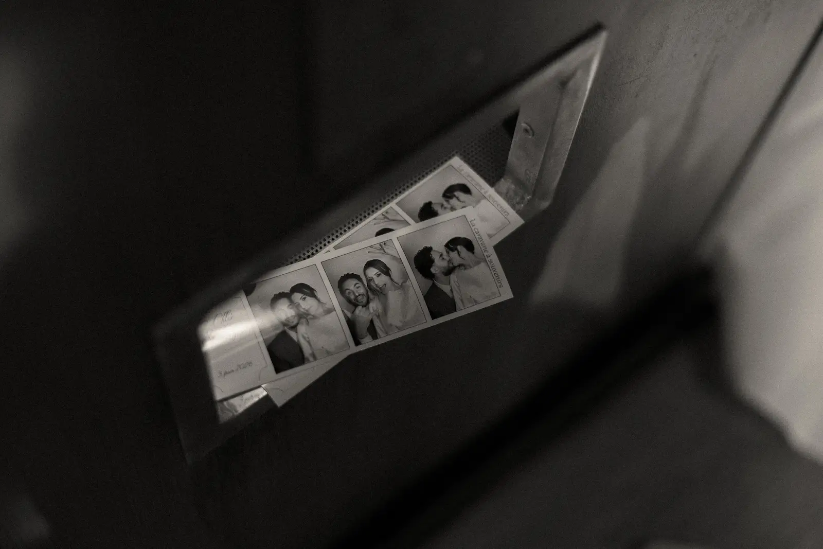 Bande de photos en noir et blanc réalisée lors d’un shooting de mariage hivernal