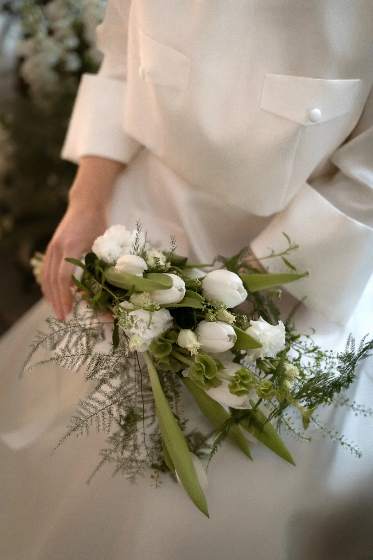 Bouquet de mariée hivernal composé de fleurs blanches et de feuillage délicat