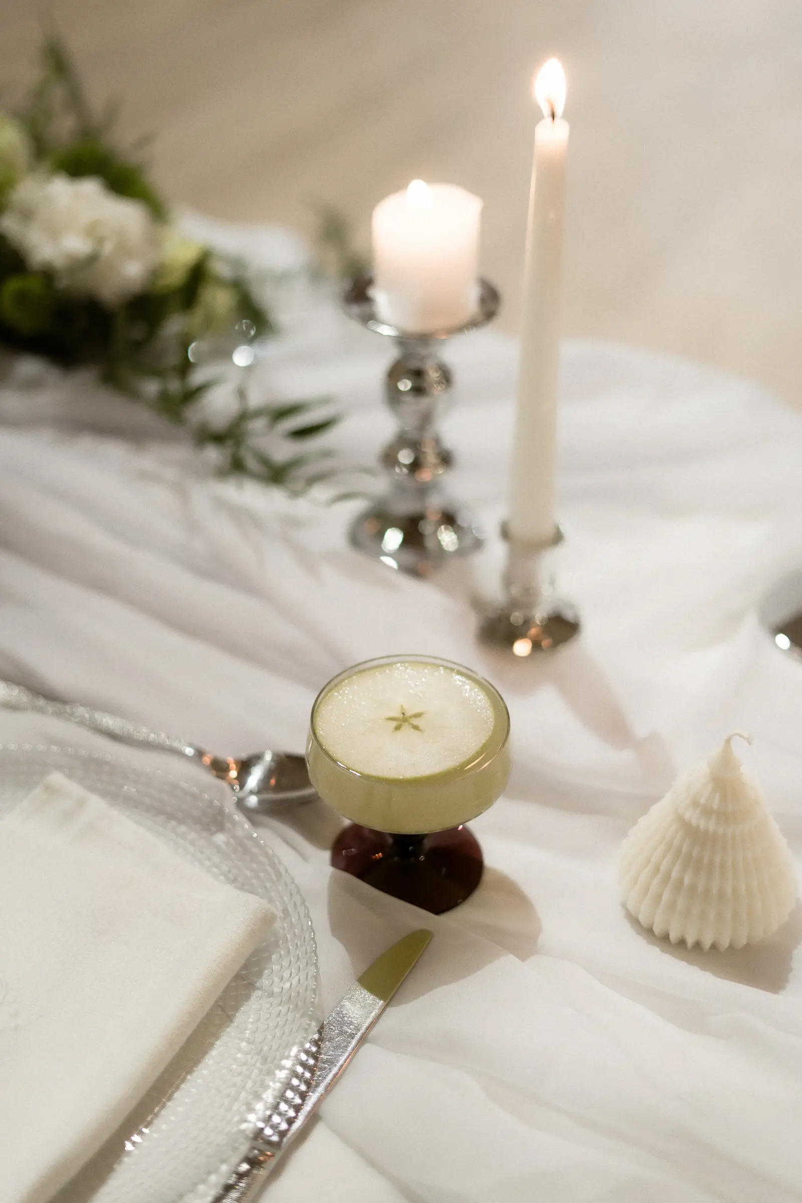 Cocktail posé sur une table de réception décorée pour un mariage hivernal