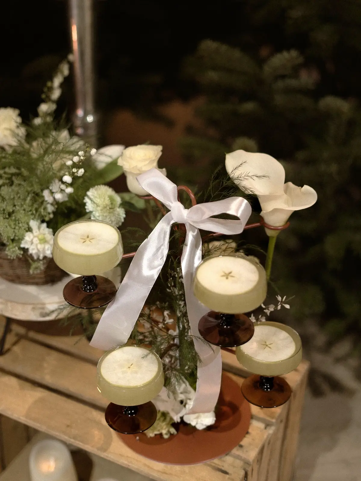 Cocktails servis par Louise Nomad Bar dans une ambiance de mariage hivernale élégante