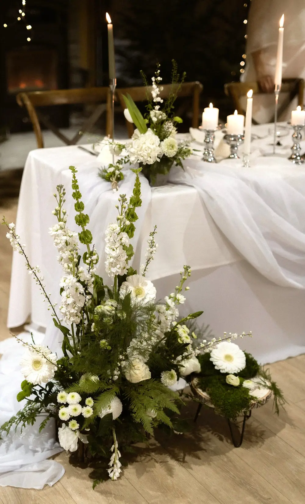 Grande décoration florale blanche et verte pour une réception de mariage hivernale