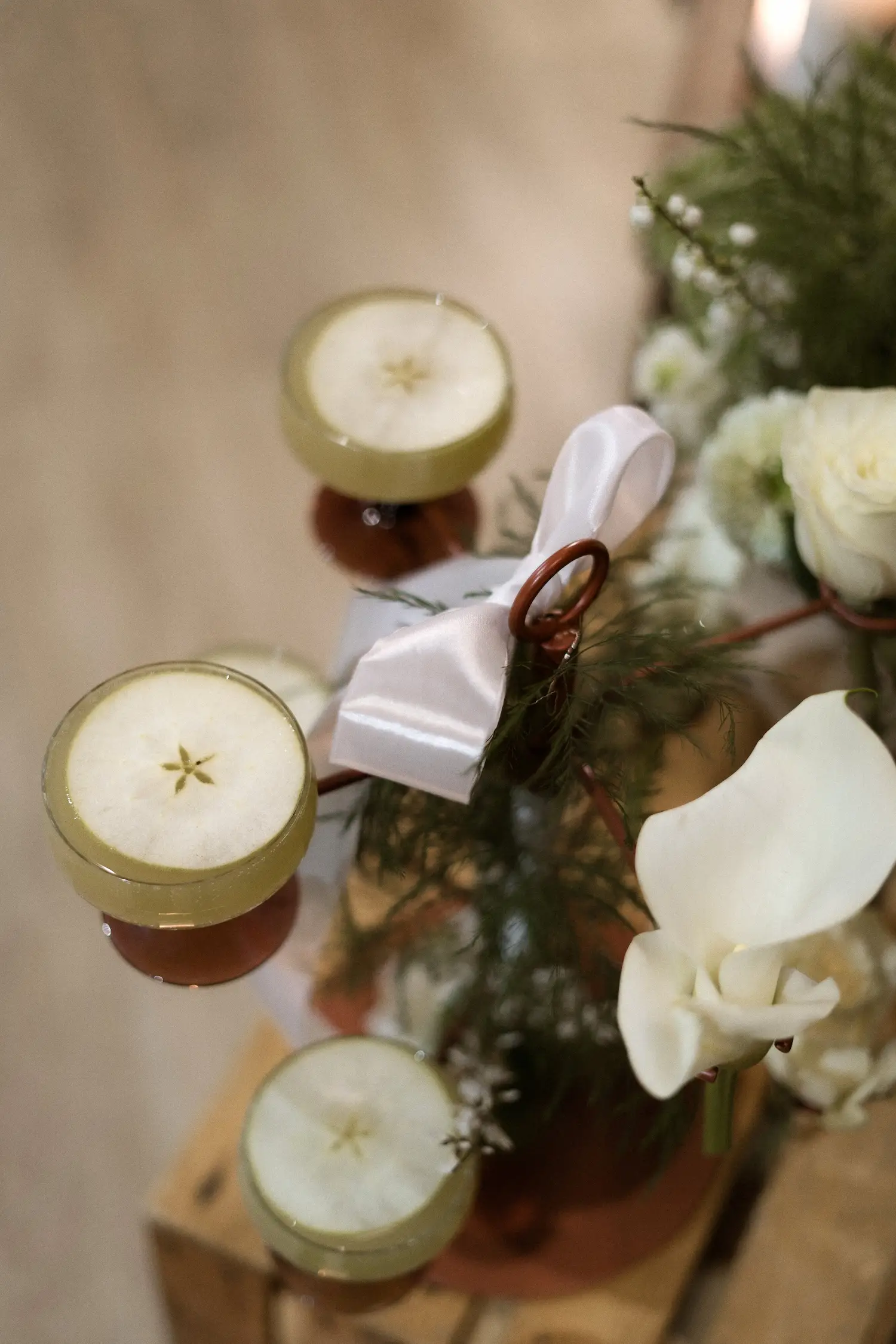 Détail de cocktails de mariage préparés par Louise Nomad Bar avec décoration florale