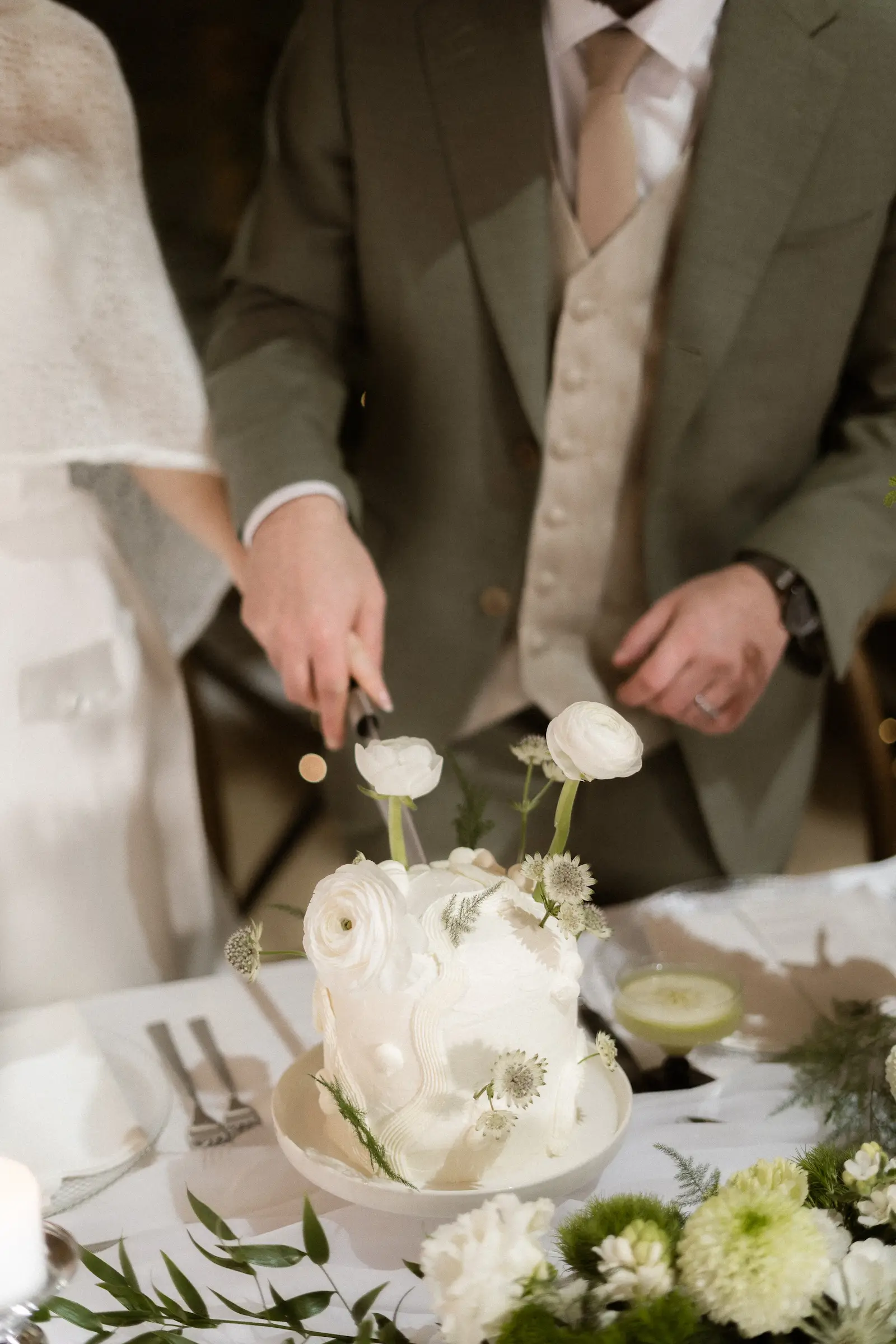 Couple de mariés en noir et blanc devant une table décorée pour un mariage hivernal au Domaine du Hirtz