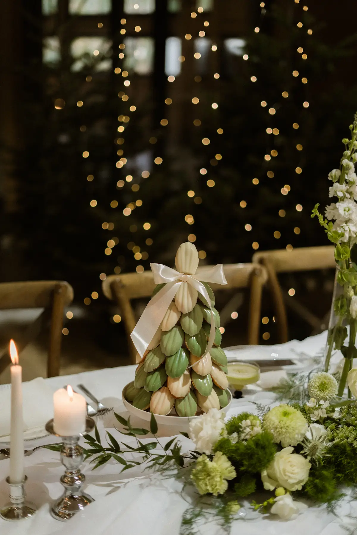 Pièce montée élégante au cœur d’une décoration de mariage hivernale au Domaine du Hirtz