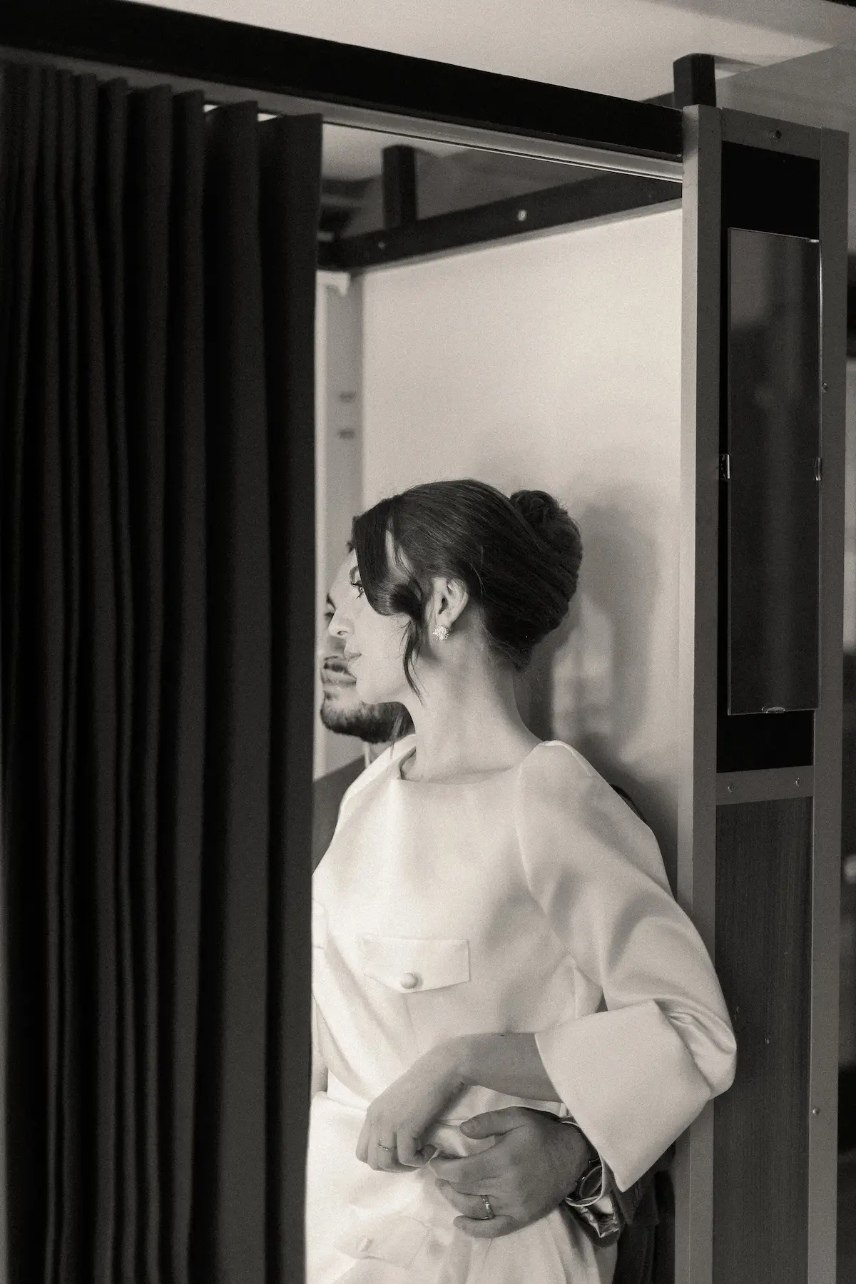 Portrait en noir et blanc de la mariée dans une ambiance douce et élégante