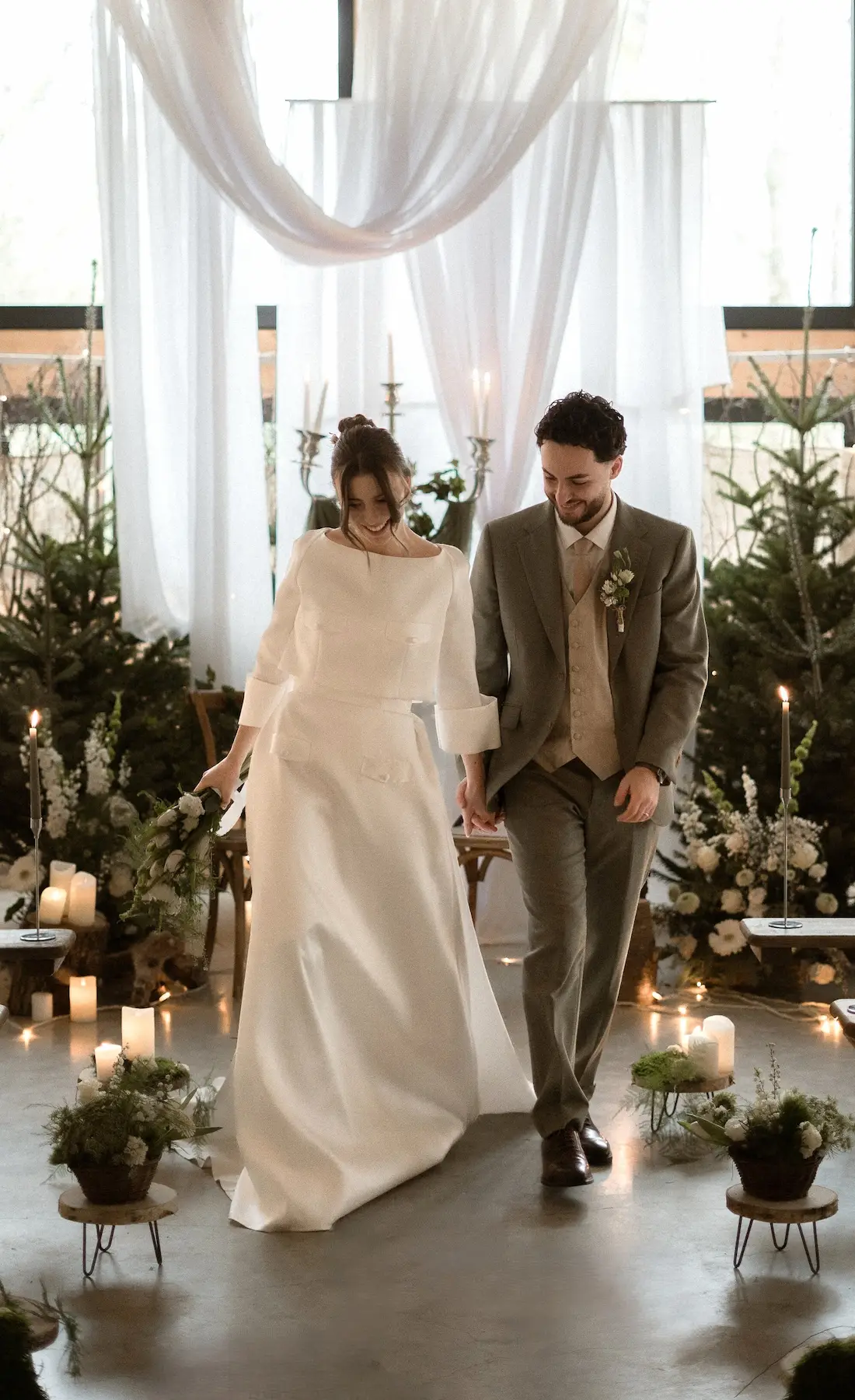 Sortie des mariés dans une cérémonie élégante et hivernale au Domaine du Hirtz