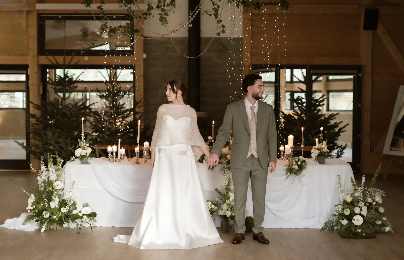 Mariés avançant ensemble dans une mise en scène de cérémonie hivernale au Domaine du Hirtz